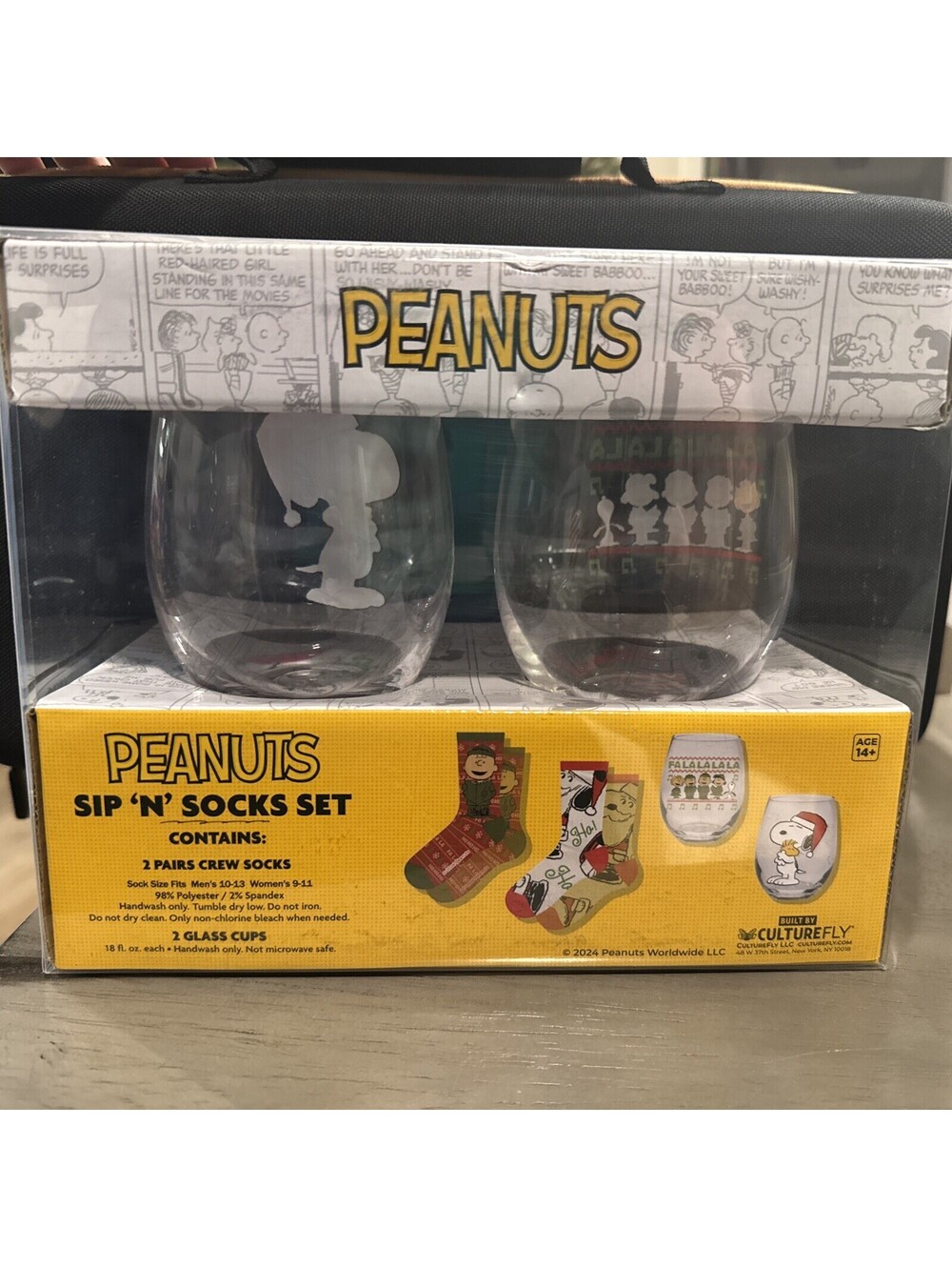 PEANUTS Snoopy Hug Glass, 2 Pairs Socks Charlie Brown